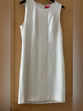 Lilly Pulitzer White Sheath Dress Size 10 EUC Beachy & Classic